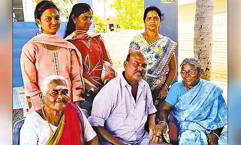 12 வயதில் வீட்டை விட்டு வெளியேறி 40 ஆண்டுகளுக்கு பிறகு தாயை சந்தித்த மகன்... தேனியில் நெகிழ்ச்சி