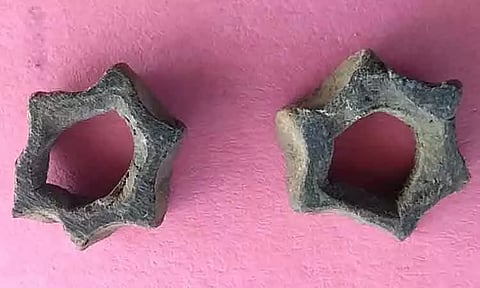 வியக்க வைக்கும் வெம்பக்கோட்டை: சுடுமண்ணால் செய்யப்பட்ட நட்சத்திர அணிகலன்கள் கண்டெடுப்பு