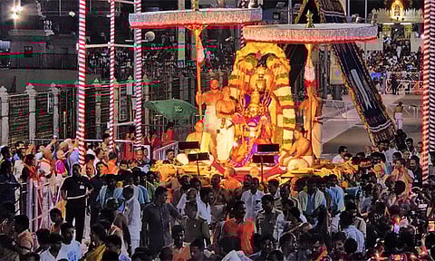 திருப்பதி ஏழுமலையான் கோவிலில் பவுர்ணமி கருட சேவை