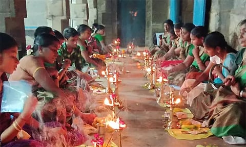 கன்னியாகுமரி பகவதி அம்மன் கோவிலில் 1,008 திருவிளக்கு பூஜை