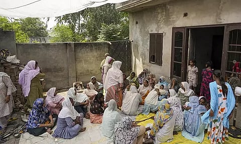 பஞ்சாப்பில் விஷ சாராயம் குடித்த 21 பேர் பலி: முதல்-மந்திரி பதவி விலக எதிர்க்கட்சிகள் கோரிக்கை