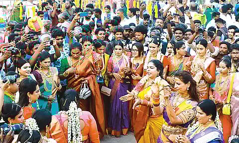 கூத்தாண்டவர் கோவிலில் பூசாரி கையால் தாலி கட்டிக்கொண்ட திருநங்கைகள் - விடிய, விடிய நடனம்