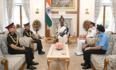 ஜனாதிபதி திரவுபதி முர்முவுடன் முப்படை தளபதிகள் சந்திப்பு