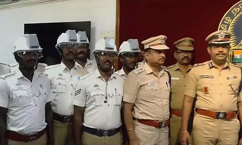 வெயிலை சமாளிக்க போக்குவரத்துக் காவலர்களுக்கு பேட்டரி பேன் வசதி கொண்ட ஹெல்மெட்