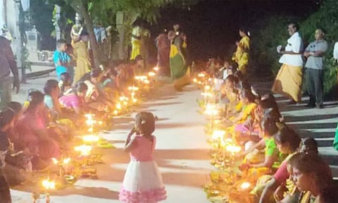 உப்புபாளையம் வீரமாத்தியம்மன் கோவிலில் உலக நன்மைக்காக விளக்கு பூஜை