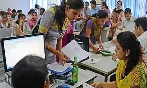 என்ஜினீயரிங் படிப்பில் சேர மாணவர்கள் போட்டி போட்டு விண்ணப்பம்