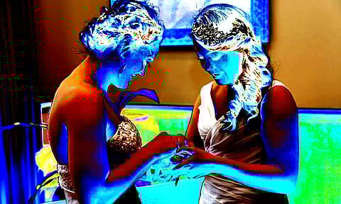 ஆண்கள் மீது நம்பிக்கை இல்லை: கணவர்களை உதறிவிட்டு 2 பெண்கள் திருமணம்