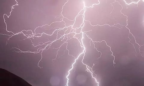 ஜார்க்கண்ட்: மின்னல் தாக்கி பாதுகாப்புப்படை அதிகாரி பலி