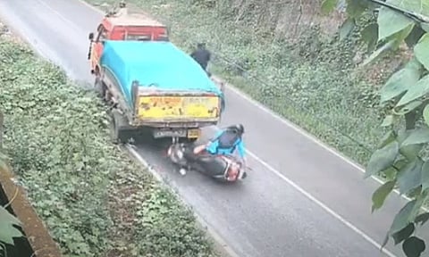 திடீரென பின்னோக்கி வந்த மினி லாரி... நூலிழையில் உயிர் தப்பிய இளம்பெண் - அதிர்ச்சி காட்சி