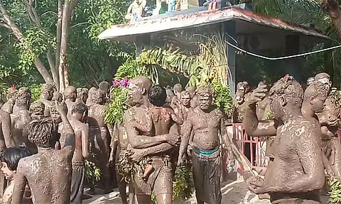 உடலில் சேற்றை பூசி அம்மனுக்கு நேர்த்திக்கடன் செலுத்திய பக்தர்கள்