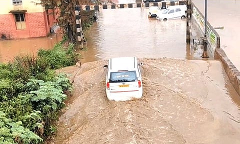 உதகையில் கொட்டித்தீர்த்த கனமழை.. சாலைகளில் வெள்ளம்