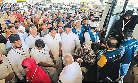 சென்னையில் இருந்து 2 விமானங்களில் 843 பேர் ஹஜ் பயணம் - அமைச்சர் நாசர் வழியனுப்பி வைத்தார்