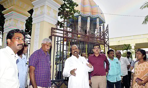 சாலைகள் அமைப்பதில் தரக்கட்டுப்பாடுகள் தொடர்பாக அமைச்சர் எ.வ.வேலு ஆய்வு