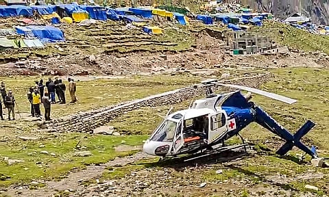 கேதர்நாத்: நடுவழியில் உடைந்த வால் பகுதி; ஹெலி ஆம்புலன்ஸ் அவசர தரையிறக்கம்