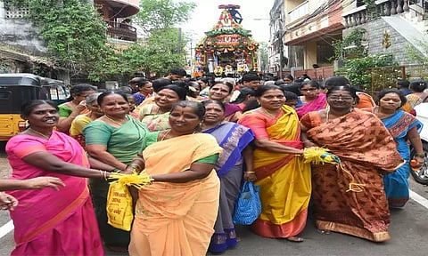 சென்னையில் பெண்களே இழுத்த தேர்