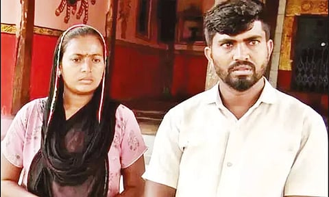 காதல் திருமணம் செய்ததால் தம்பதியை ஊரை விட்டு ஒதுக்கி வைத்த கிராம மக்கள்