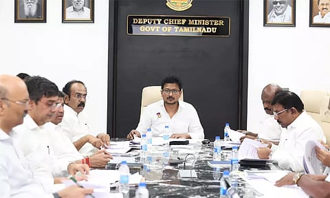 கல்லூரி மாணவர்களுக்கு மடிக்கணினி: உயர்நிலைக் குழுவுடன் உதயநிதி ஸ்டாலின் ஆலோசனை