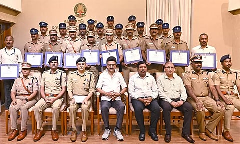 ஈரோடு இரட்டை கொலை வழக்கில் சிறப்பாக செயல்பட்ட போலீசாருக்கு முதல்-அமைச்சர் மு.க.ஸ்டாலின் பாராட்டு