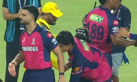 தோனியின் காலை தொட்டு வணங்கிய வைபவ் சூர்யவன்ஷி