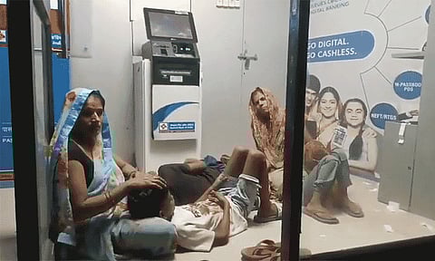 நாள் முழுவதும் கரண்ட் கட் : ஏடிஎம்-ல் தஞ்சம் அடைந்த குடும்பம்