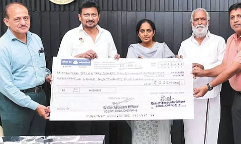 பேட்மிண்டன் மைதானம் கட்டும் பணி: சென்னை பெருநகர வளர்ச்சி குழுமம் சார்பில் நிதியுதவி