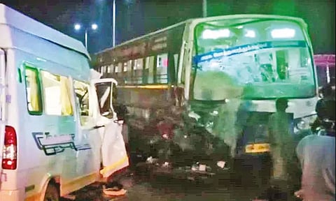அரசு பஸ்-வேன் நேருக்கு நேர் மோதி கோர விபத்து: பலி எண்ணிக்கை 6 ஆக உயர்வு