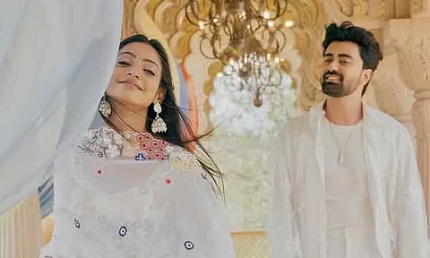 தனி பாடலுக்கு நடனமாடிய கும்பமேளா வைரல் அழகி மோனலிசா