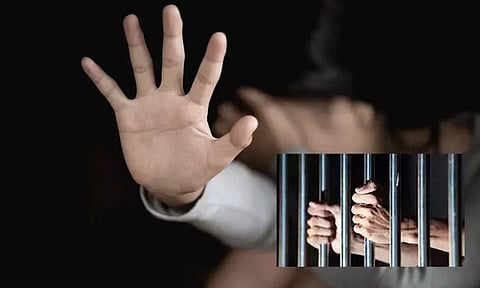 மாணவிகளுக்கு பாலியல் தொல்லை; வெளியான பரபரப்பு வீடியோ - கல்லூரி முதல்வர் கைது