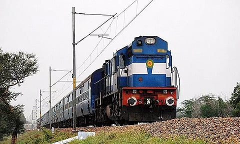 கோடை விடுமுறை நிறைவு: பயணிகள் வசதிக்காக கூடுதல் ரெயில் பெட்டிகள்