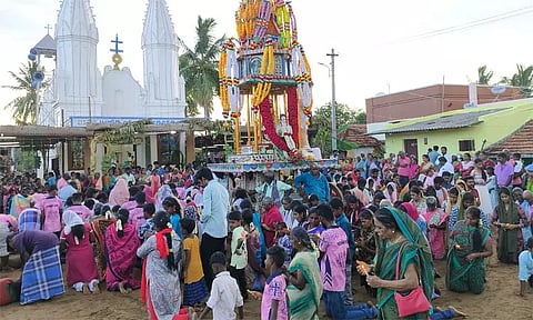 மறவபட்டி புதூர் மாதா கோவில் திருவிழா: பக்தர்கள் மெழுகுவர்த்தி ஏந்தி முழங்கால் பவனி