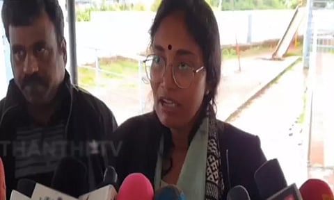 நீர்நிலைகளுக்கு அருகே நிற்கவோ, அபாயகரமான பகுதிக்கு செல்லவோ வேண்டாம் - நீலகிரி மாவட்ட கலெக்டர்