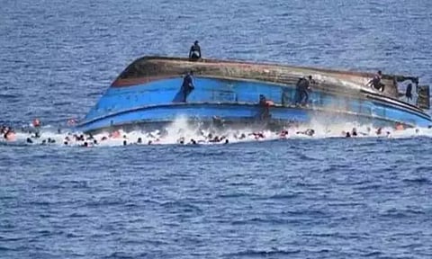 ரோகிங்கியா அகதிகளுடன் சென்ற படகுகள் கடலில் கவிழ்ந்து விபத்து; 427 பேர் பலி