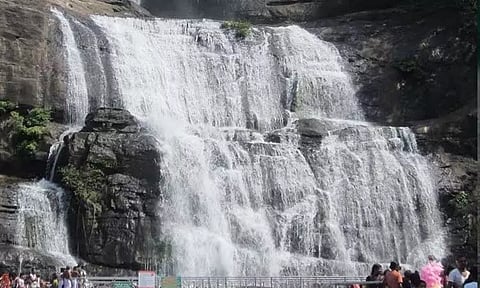 குற்றால அருவிகளில் சுற்றுலா பயணிகள் குளிக்க அனுமதி