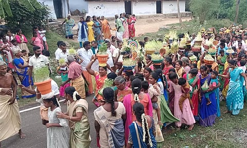 கும்பாபிஷேக விழா.. பெண்கள் முளைப்பாரி ஊர்வலம்