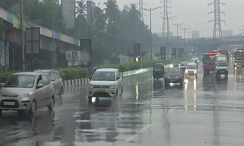 மும்பை: கனமழையால் ரெயில் சேவை கடுமையாக பாதிப்பு