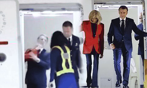 பிரான்ஸ் அதிபர் மேக்ரான் கன்னத்தில் அறைந்த மனைவி? வீடியோ வைரல்