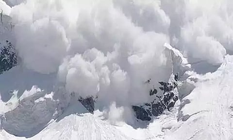 பனிச்சறுக்கு போட்டியின்போது வீசிய சூரைக்காற்று; பனிச்சரிவில் சிக்கி 5 பேர் உயிழப்பு