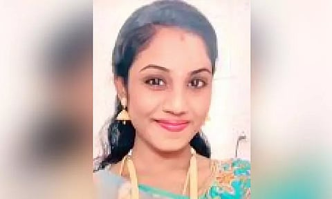 ஐஸ்கிரீம் கொட்டியதில் மாமியாருக்கும் - மருமகளுக்கும் தகராறு: இளம்பெண் எடுத்த விபரீத முடிவு