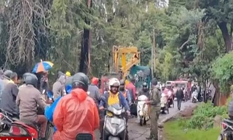 உதகையில் கனமழை - 15 கிராமங்களுக்கு போக்குவரத்து துண்டிப்பு