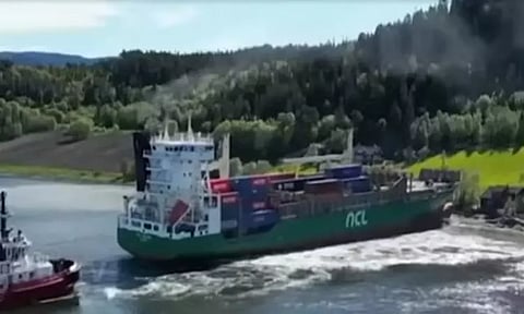 நார்வேயில் கடலோர பண்ணை வீட்டிற்குள் புகுந்த கப்பல்; கேப்டன் தூங்கியதால் நேர்ந்த சம்பவம்