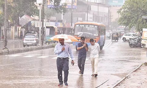 கர்நாடகத்தில் தொடர் கனமழை: போர்க்கால அடிப்படையில் நிவாரண பணி - சித்தராமையா உத்தரவு