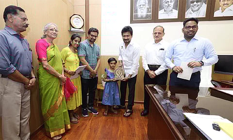 எவரெஸ்ட் சிகரம் ஏறிய நெல்லை சிறுமி: உதயநிதி ஸ்டாலின் பாராட்டு