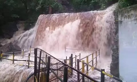 சுருளி அருவியில் சுற்றுலா பயணிகள் குளிக்க 4வது நாளாக தடை நீட்டிப்பு