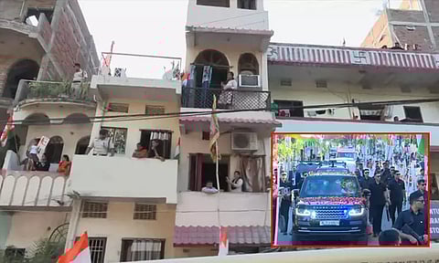 பிரதமர் மோடி வாகன பேரணியை காண வீட்டு பால்கனியில் திரண்ட மக்கள்