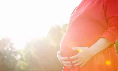 தகுதிகாண் பருவத்தில் பணியாற்றும் அரசு பெண் ஊழியர்களுக்கும் மகப்பேறு விடுமுறை - அரசாணை வெளியீடு