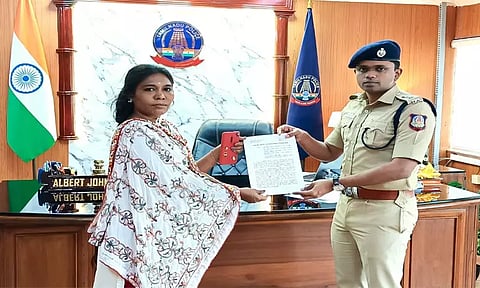 தூத்துக்குடி: பணியின்போது இறந்த காவல் அமைச்சுப்பணி அலுவலரின் வாரிசுக்கு அரசு பணியாணை- எஸ்.பி. வழங்கல்