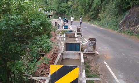 கல்வராயன்மலை; மலைப்பாதையில் தடுப்பு சுவர் உயர்த்தி அமைப்பு