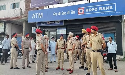 பட்டப்பகலில் துப்பாக்கி முனையில் வங்கியில் ரூ. 40 லட்சம் கொள்ளை