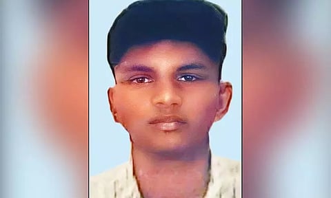 நண்பர்களுடன் குளத்தில் குளிக்க சென்ற கல்லூரி மாணவன் சேற்றில் சிக்கி பலி