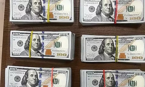 விமான நிலையத்தில் ரூ. 35 லட்சம் மதிப்பிலான அமெரிக்க டாலர்கள் பறிமுதல்; பயணி கைது